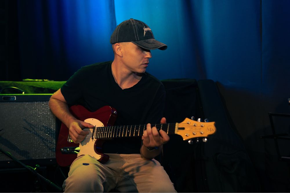 Уроки гри на гітарі та укулеле!