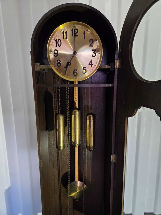 Stylowy zegar Isgus stojący – klimat dawnych lat, wyjątkowy charakter.