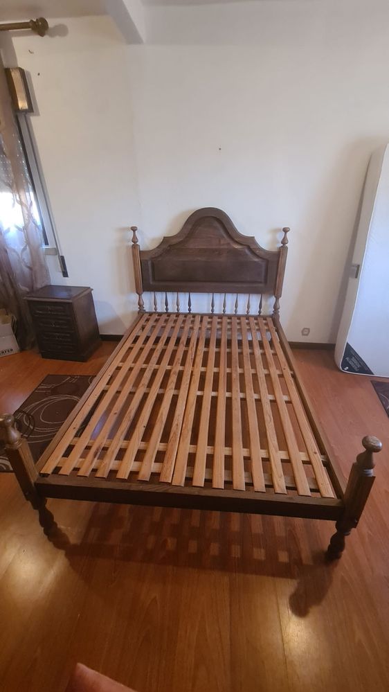 Cama antiga usada