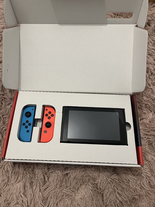 Nintendo Switch + karta 64 gb + akcesoria