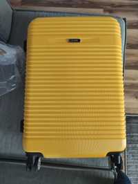 Nowa żółta walizka Ochnik