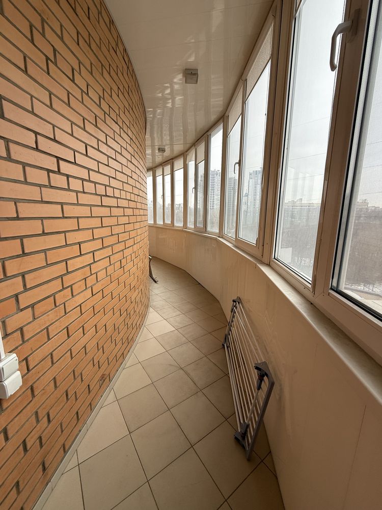 Продам 3х комн.квартиру 117м2,ул.О.Яроша 22,Метро Ботанический Сад