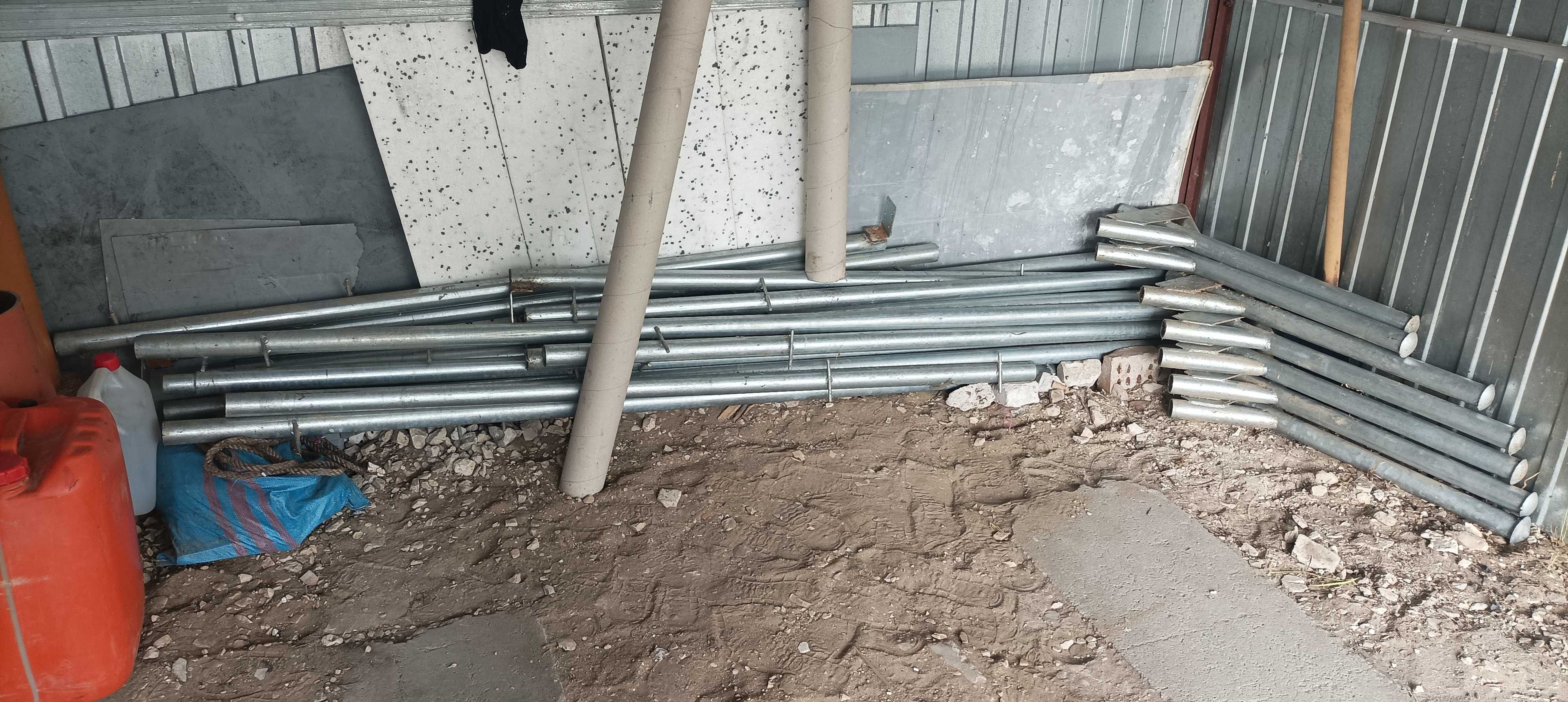 Ocynkowane słupki różnej długości