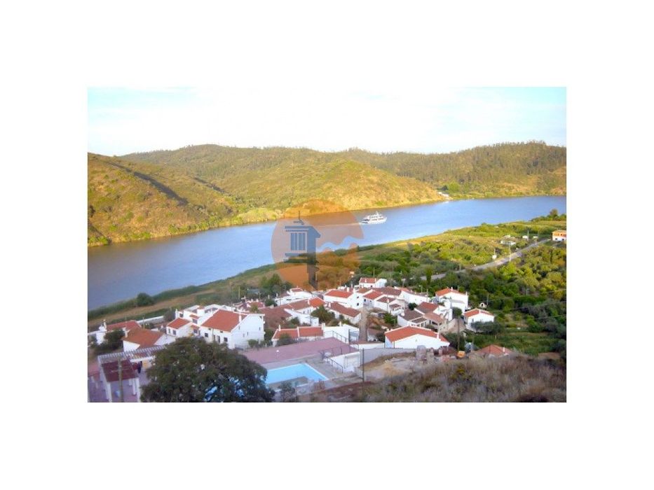 Empreendimento Turístico com 22 quartos situado na margem do rio Gu...