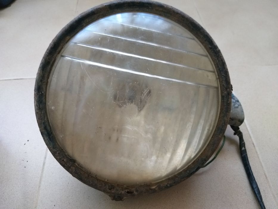 Dois Faróis Antigos de Camioneta Bedford