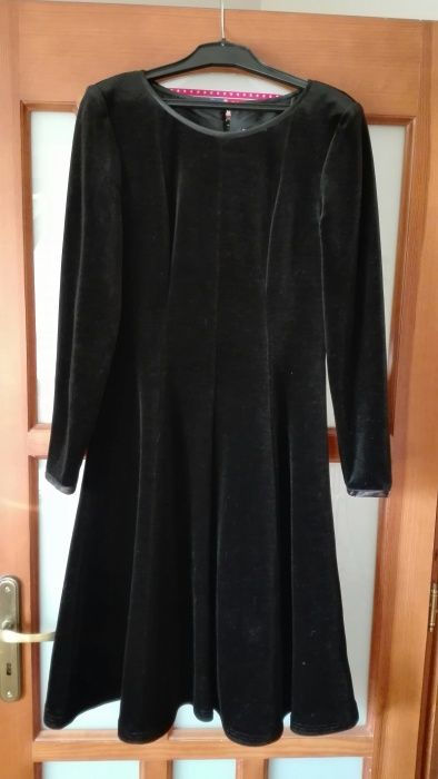 Przepiękną sukienkę aksamitową (welurową) czarną sprzedam