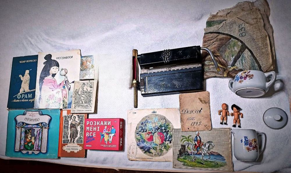 Лот книжки,посуд Німеччина,вишивка,різак для фотографій вінтаж ретро
