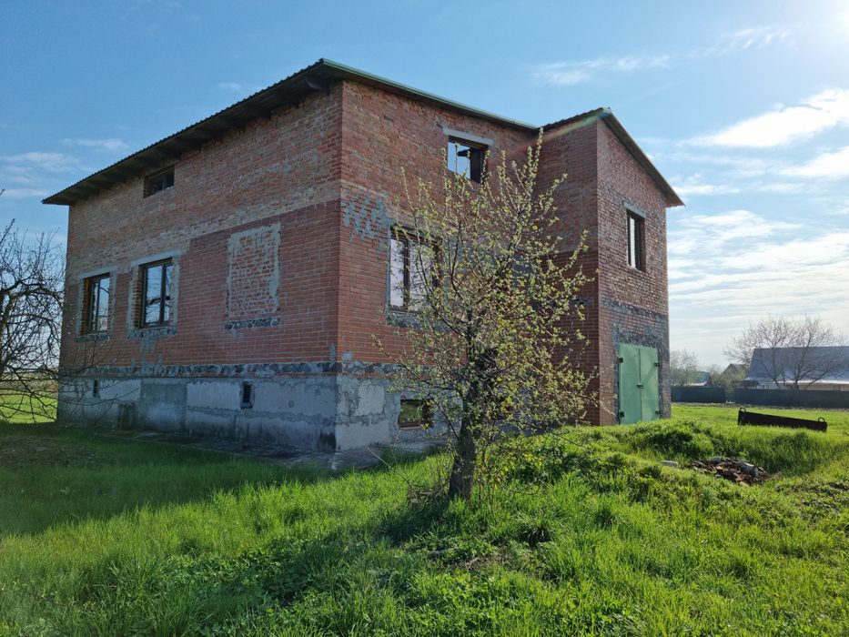 Продам будинок 180 кв. з  ділянкою 25сот по ціні квартири.