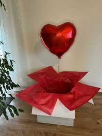 Balon z helem w pudełku czerwone serce XXL Balon Gigant
