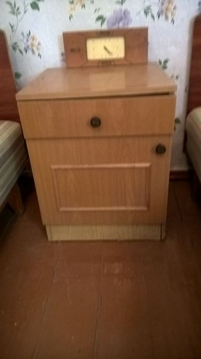 Дерев'яні тумбочки