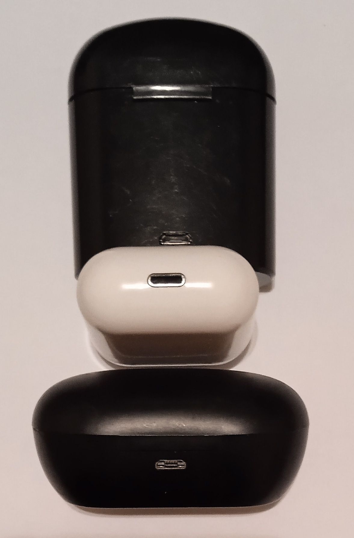 3 caixas de auriculares a carregar