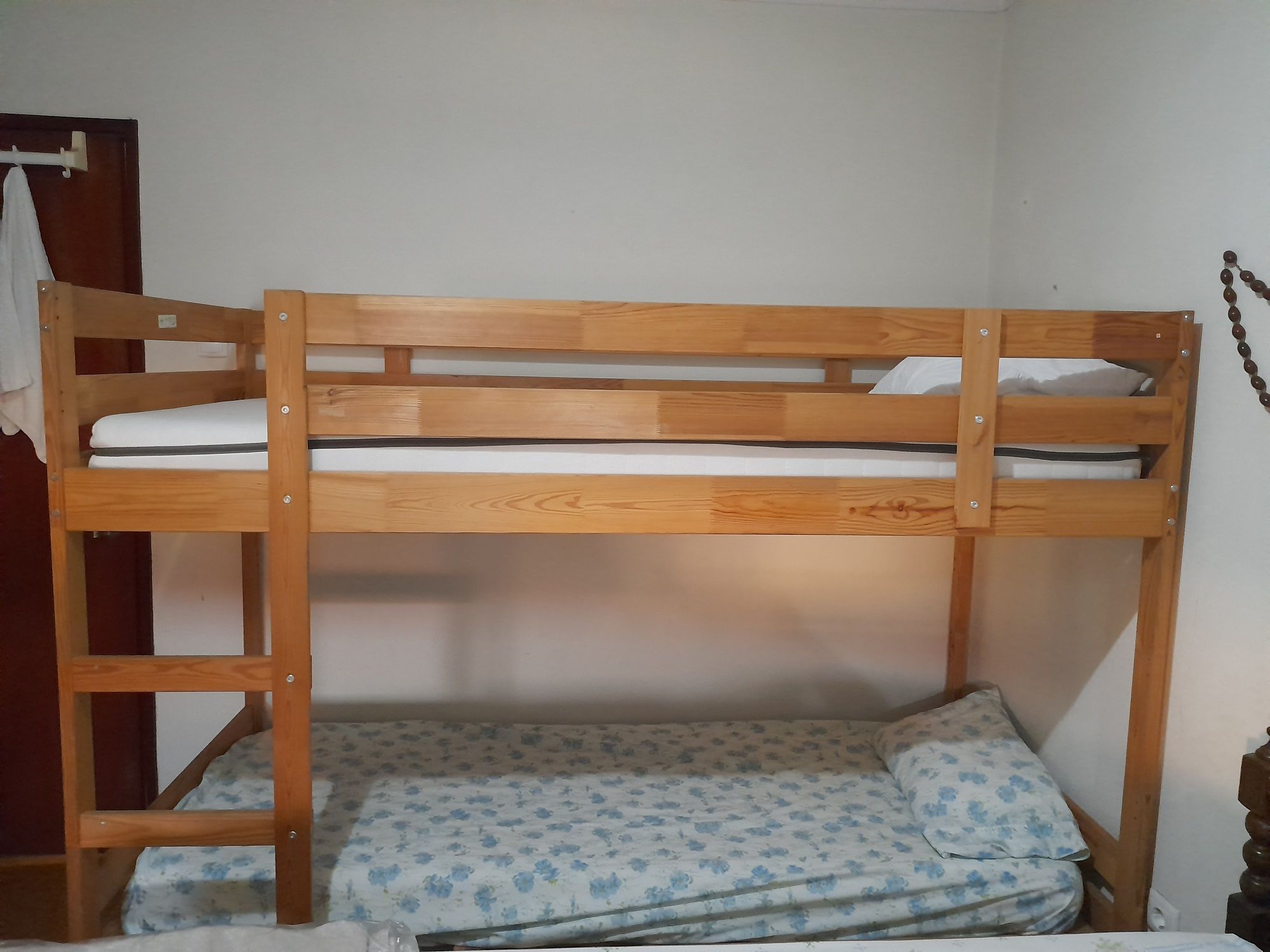 Beliche IKEA com 2 colchões