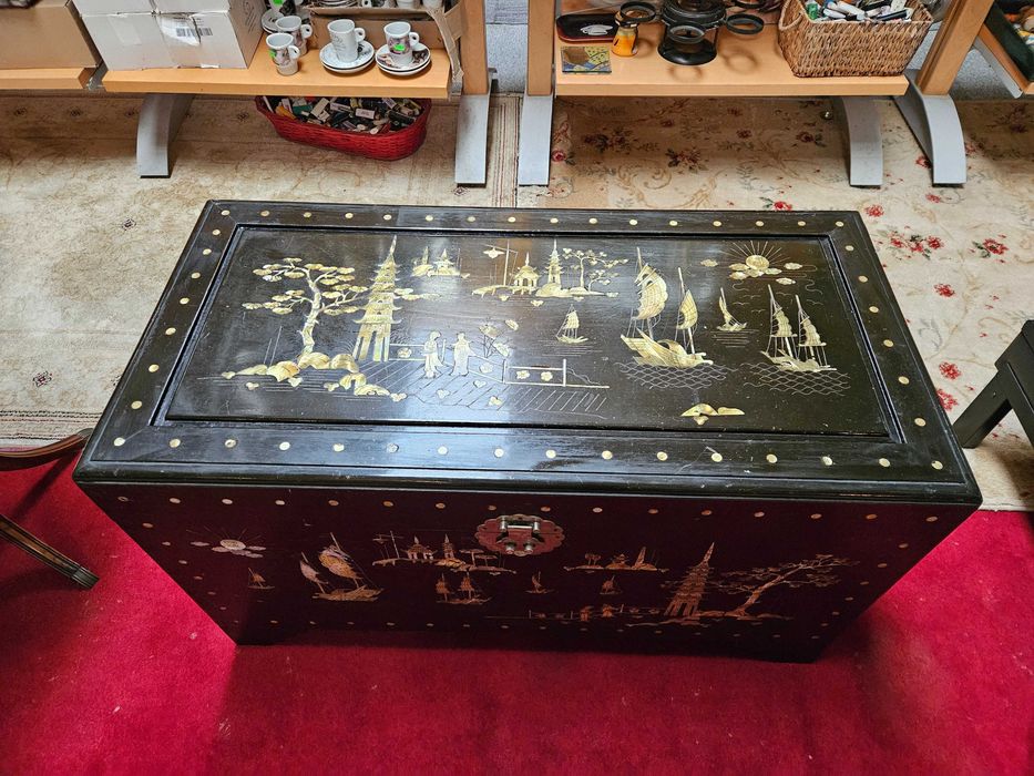 ARCA ORIENTAL EM CÂNFORA - Com ricos motivos decorativos