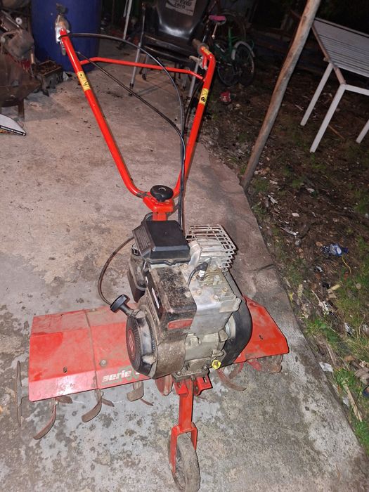 Motocultivador a trabalhar.