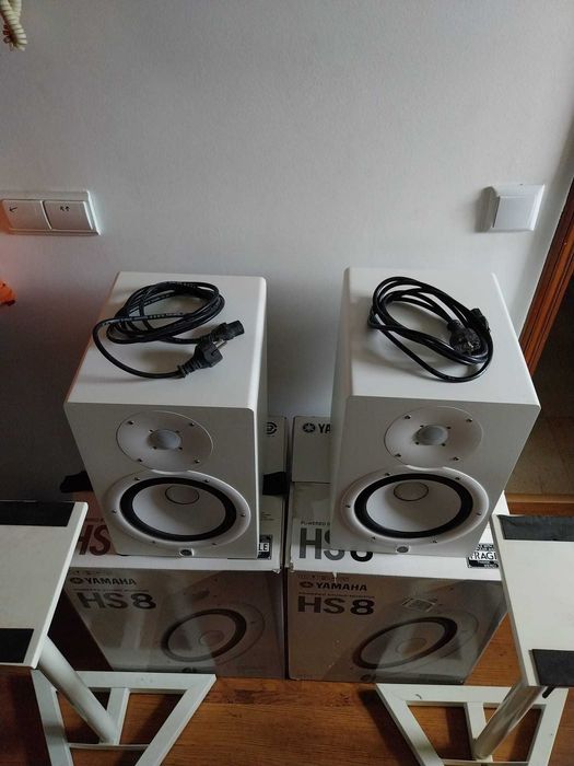 Monitores de Estúdio Yamaha HS8 + Suportes Millenium BS-500