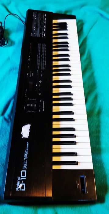Sintetizador Roland D10 para peças ou reparação.