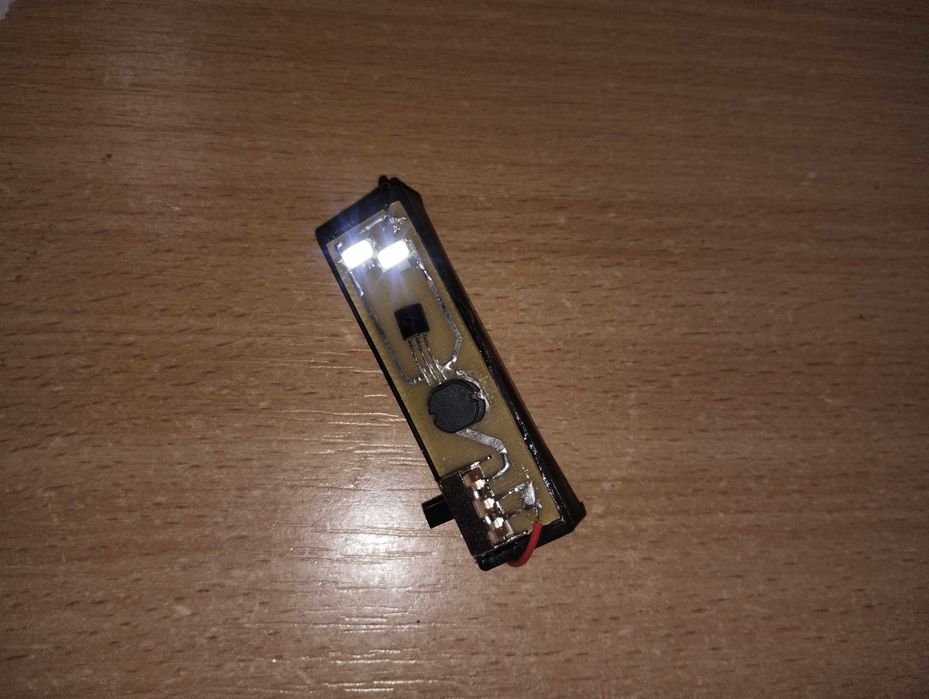 Экономичный фонарик на одной батарейке АА, два светодиода