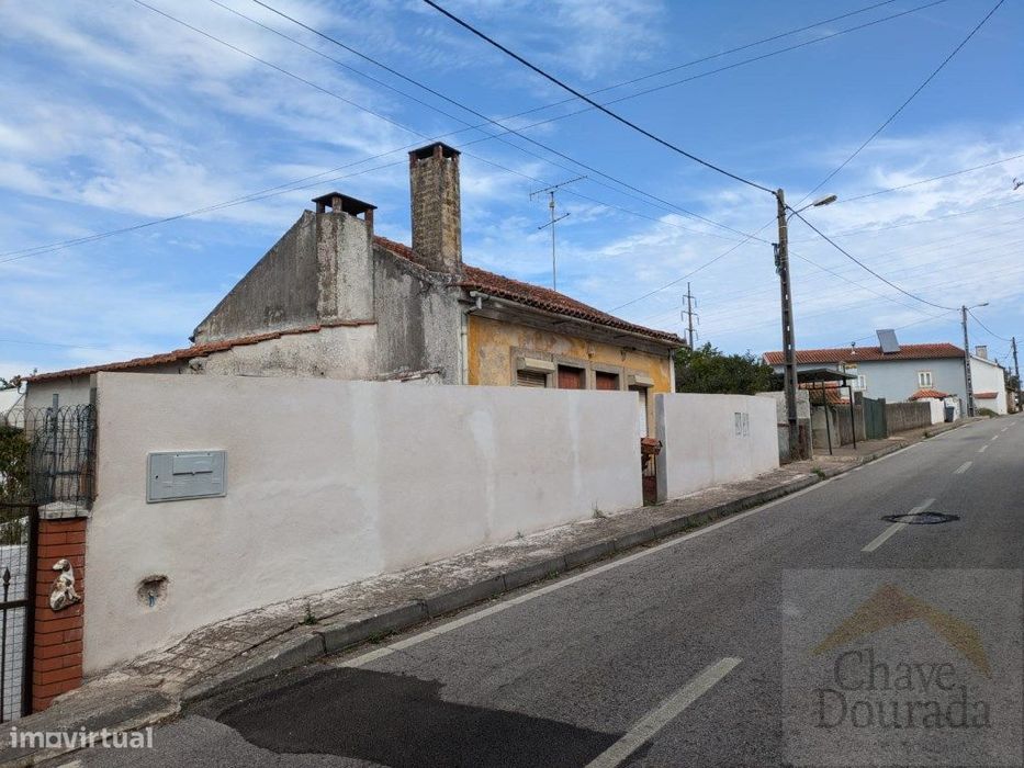 Vende-se moradia para recuperar com lote de terreno - Lordemão