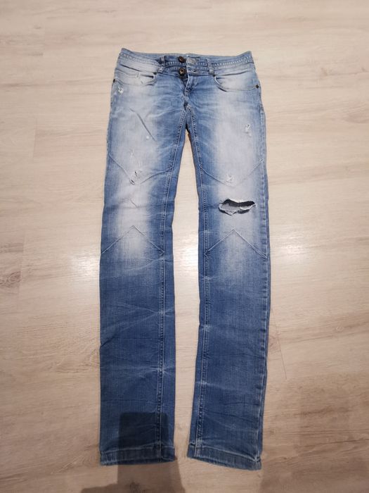 Jeansy jasne z przetarciami r. 38