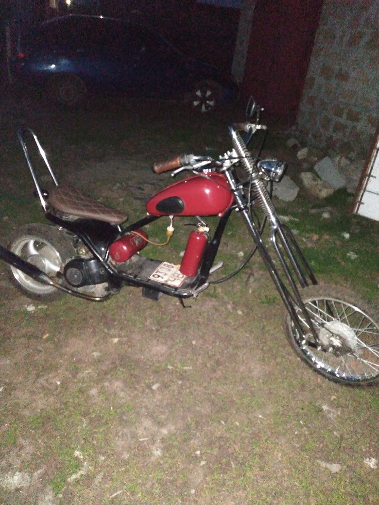 Мопед в стиле байка с номером.
