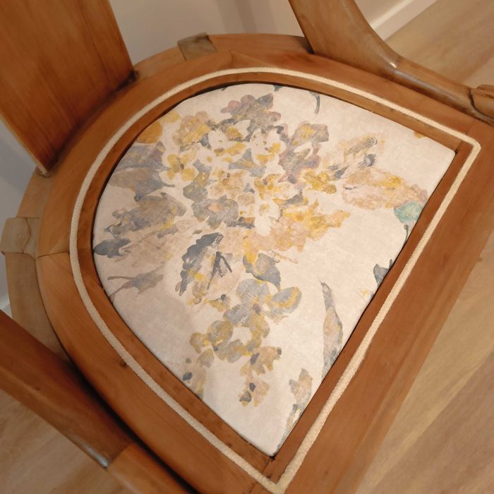 Cadeira de madeira renovada