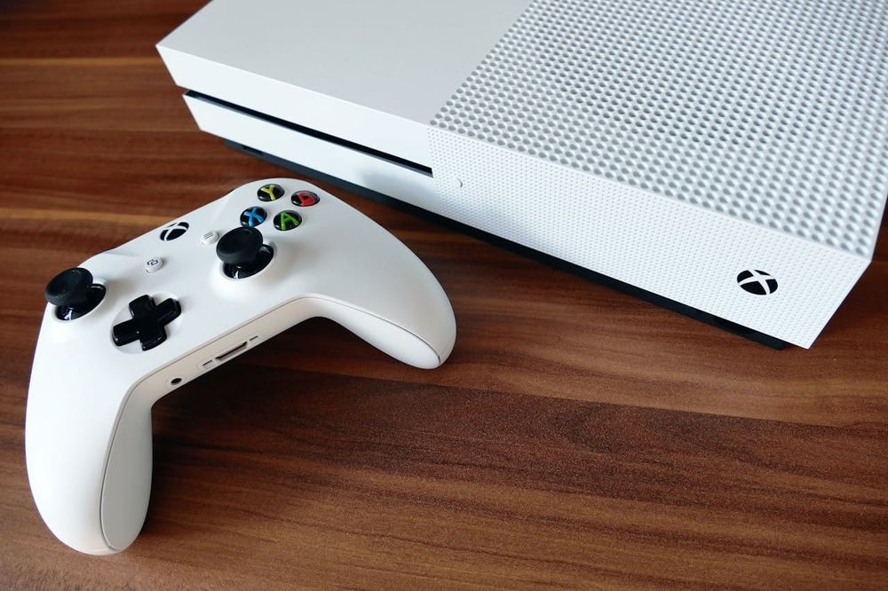 Sprzedam XBOX ONE S z jednym padem+ akumulator do niego+ 3 gry