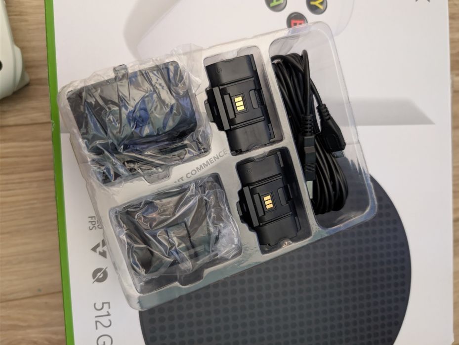 Xbox series s 512 GB +  akumulatory PDP Xbox Series/One Play and Char