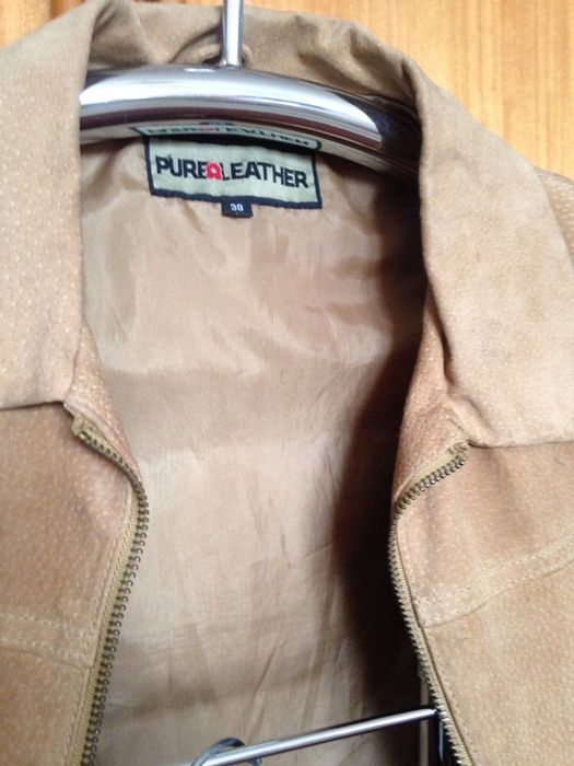 Saias de pele de nobuck azul e outra beje