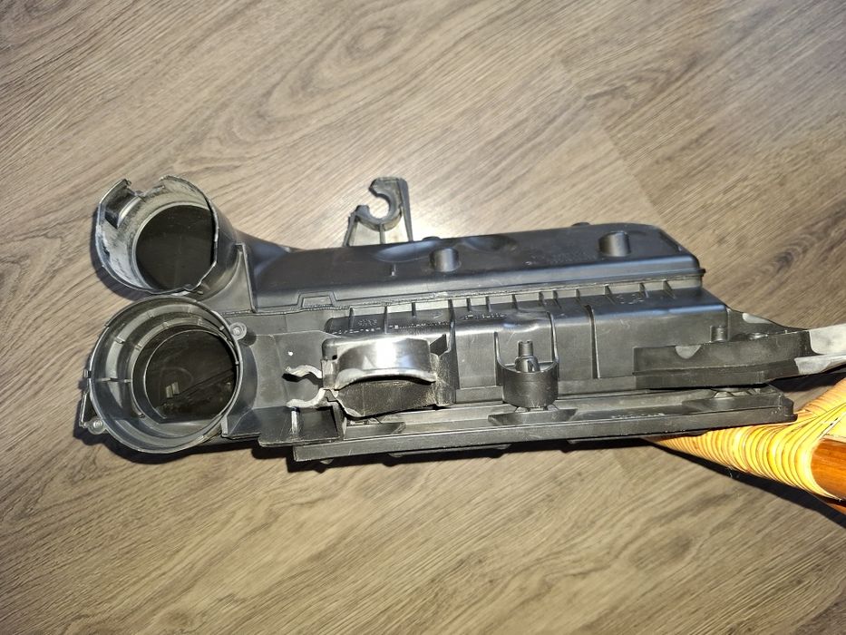 Корпус повітряного фільтра.    Citroën  Berlingo 1.6 HD дизель