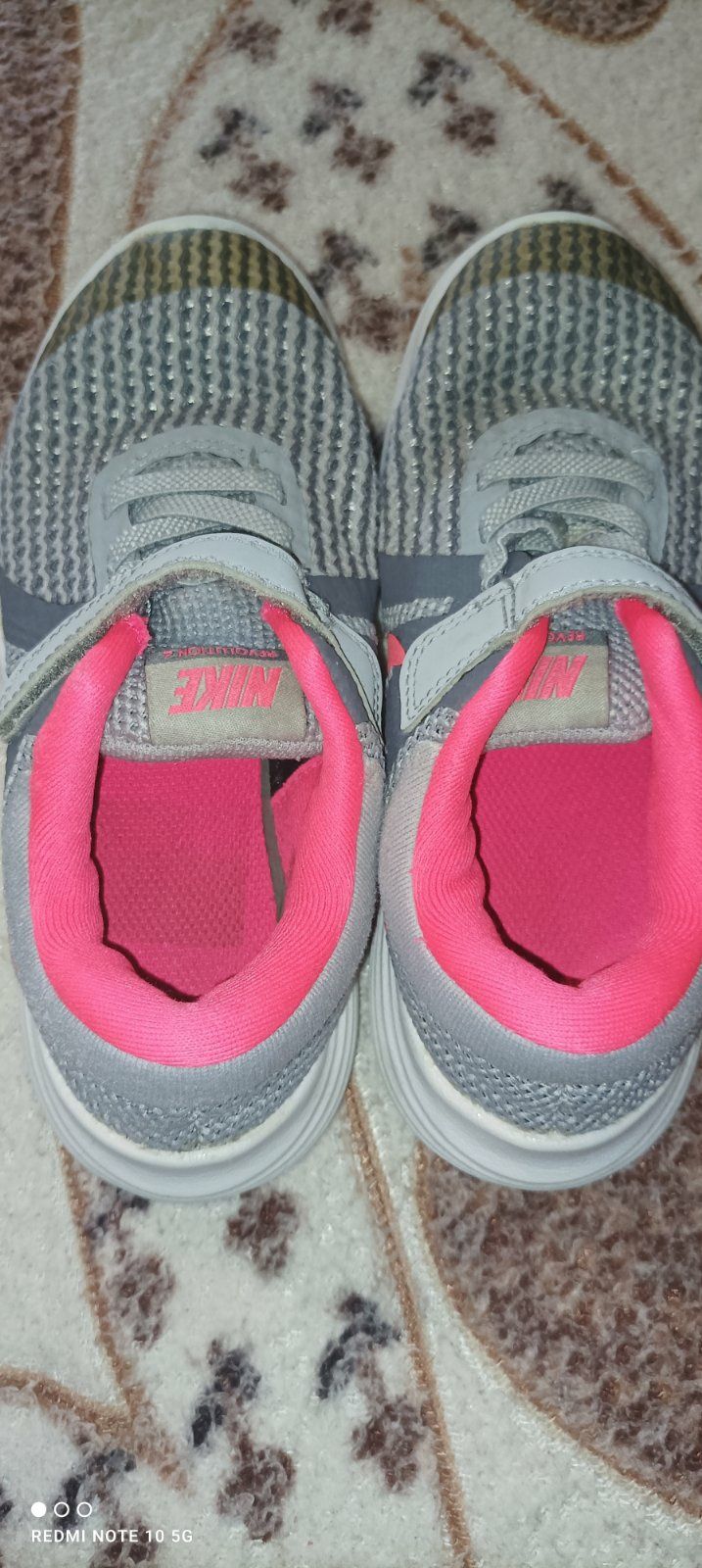 Продам кроссовки детские Nike для девочки 28 размер