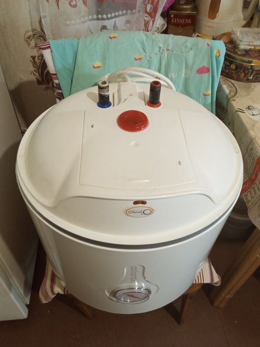 Продаю водонагревательный бак Атлант