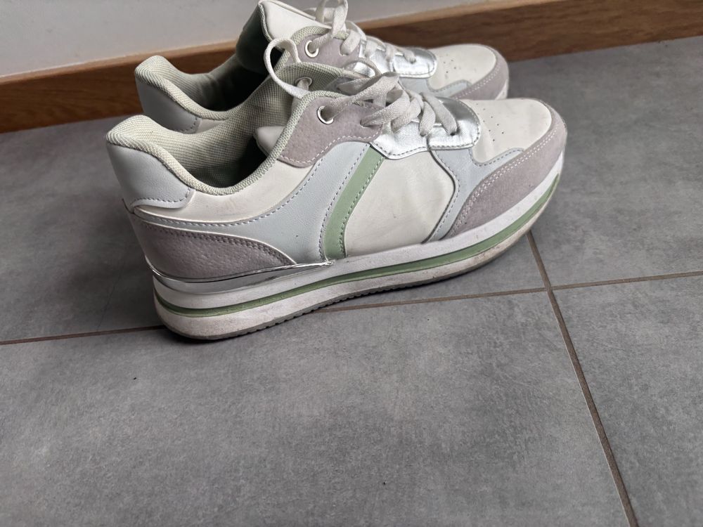 Buty spotrowe damskie jasne