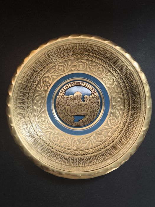 Prato decorativo dourado e azul. 
Prato decorativo com detalhes em rel