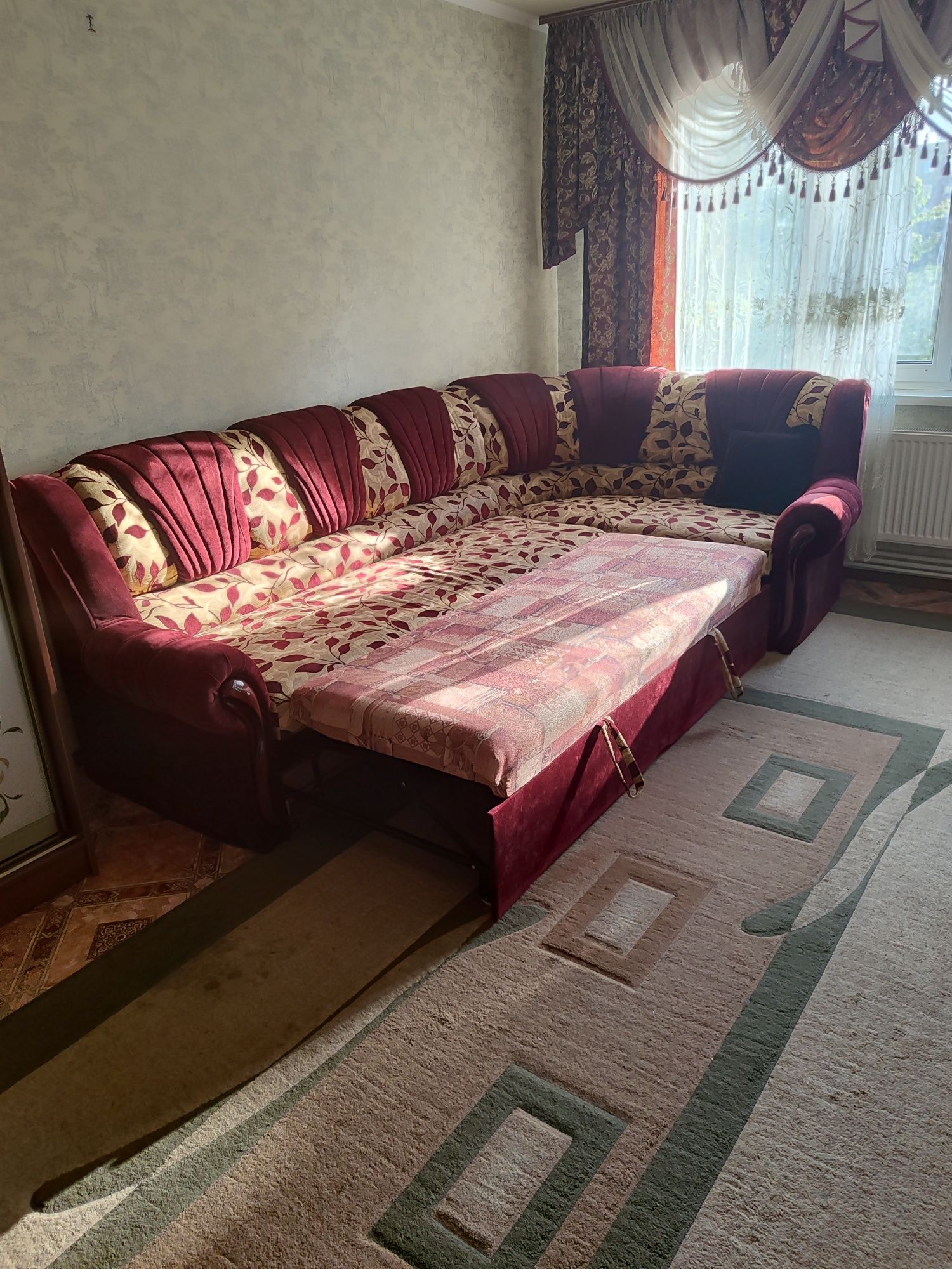 Диван розкладний угловий, шкаф трьох дверний.