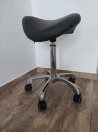 Krzesło dla masażysty, kosmetyczki czy fryzjerki
