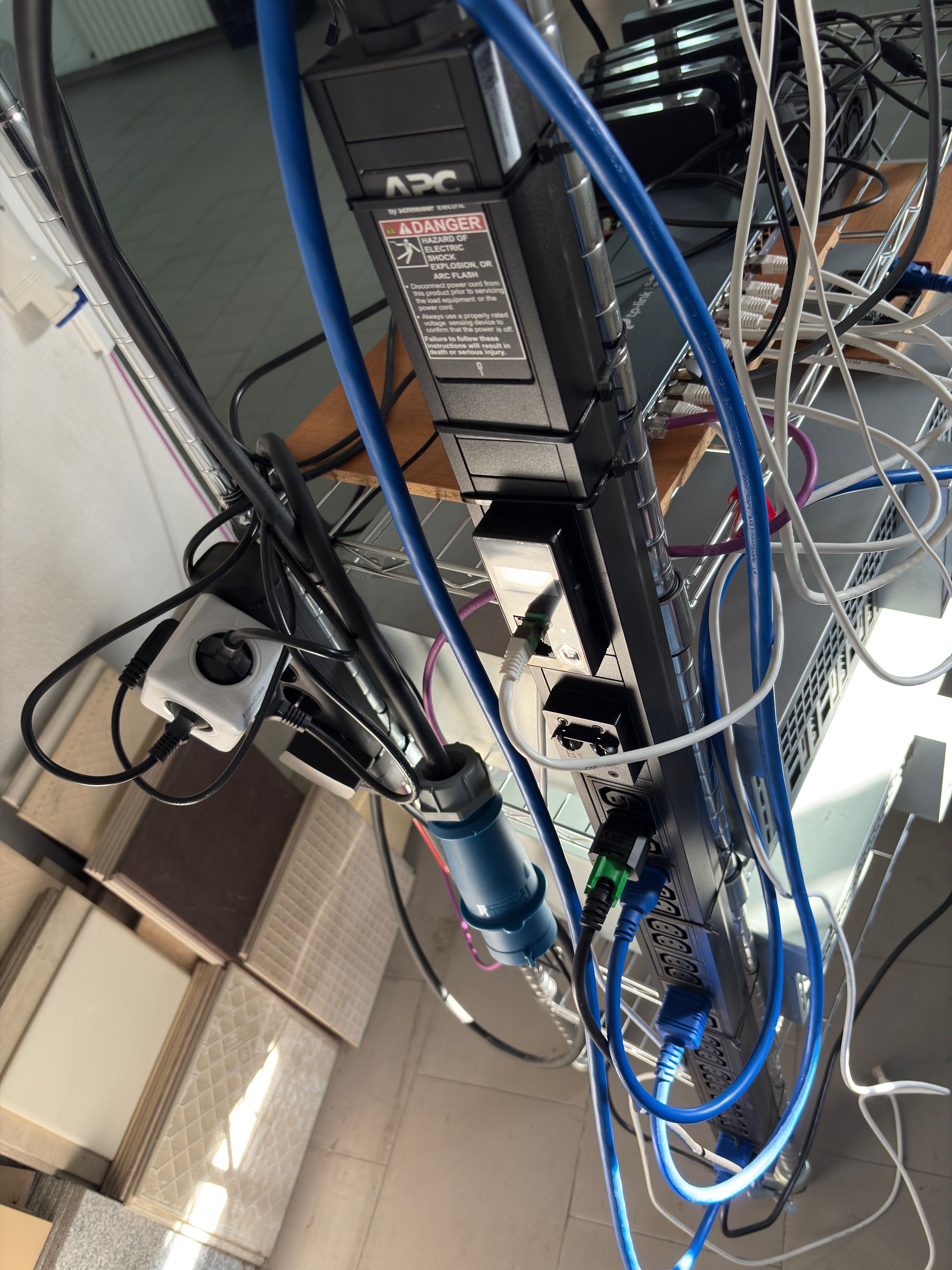 APC Easy Rack PDU, Metered "EPDU1132M"