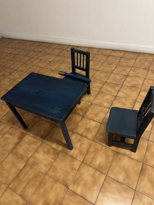 2 cadeiras e 1 mesa de criança