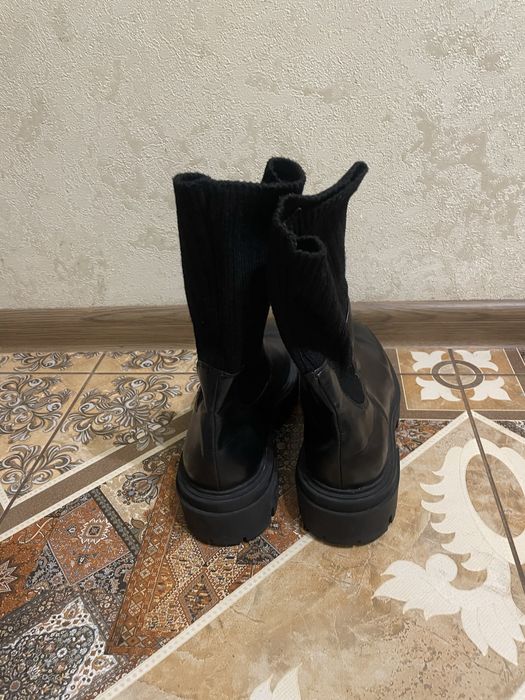 Стильні шкіряні черевики осінні Zara