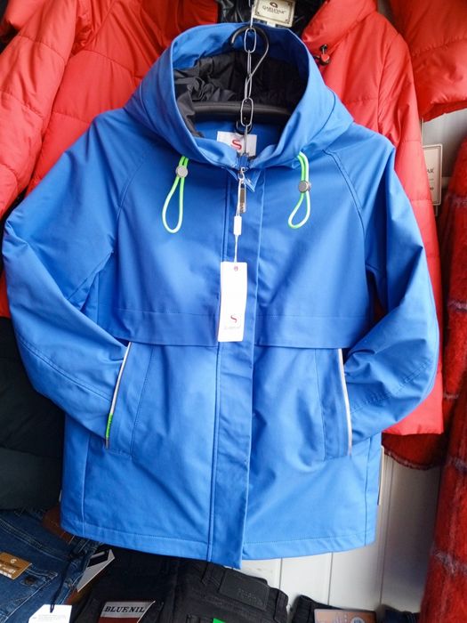 Осіння куртка жіноча