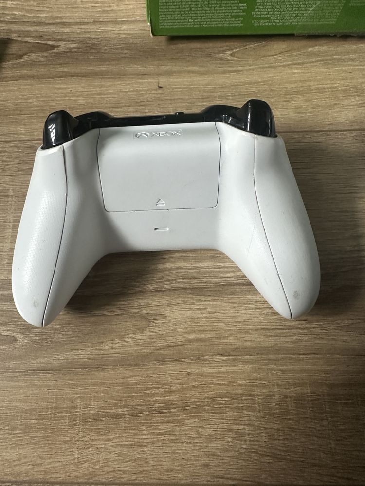 Xbox One S 500 Gb+ akumulatory do padów