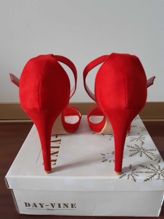 Czerwone sandały na szpilce
