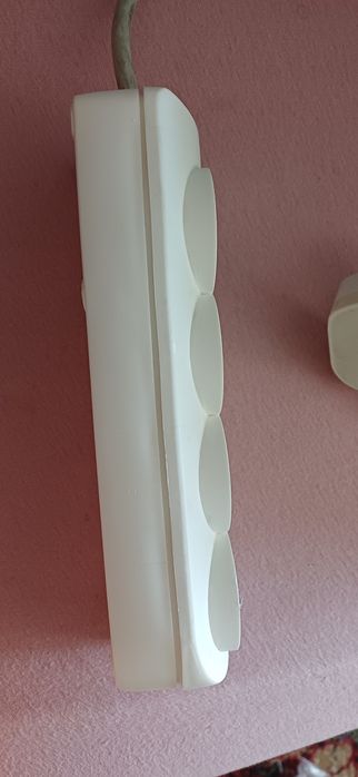 Przedłużacz z brytyjską wtyczką na 4 gniazda polskie