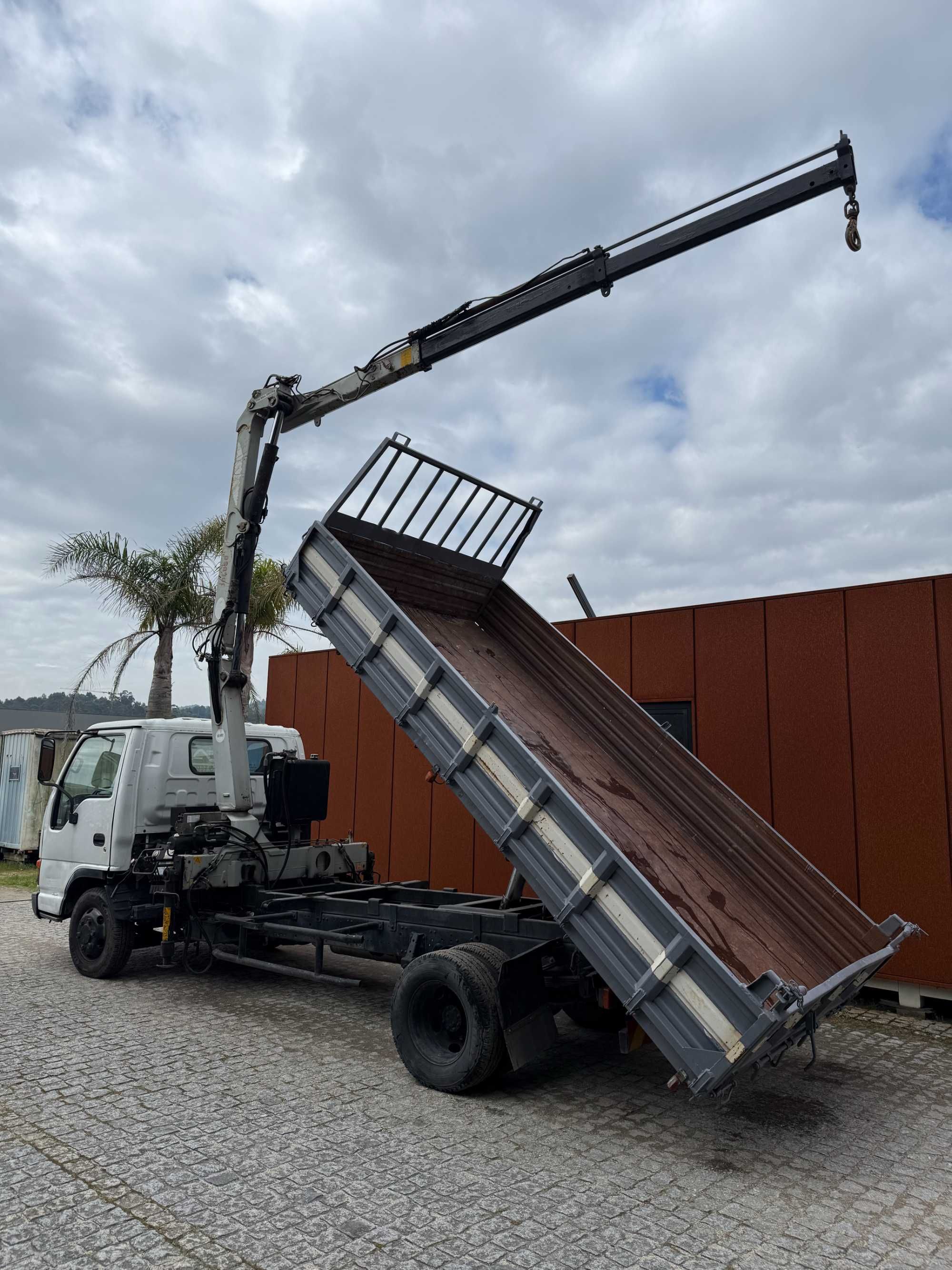 Carrinha Isuzu Tribasculante com grua