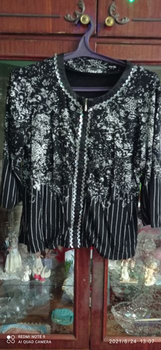 Костюм очень нарядный состояние очень хорошее юбка идёт в пол(длинная)