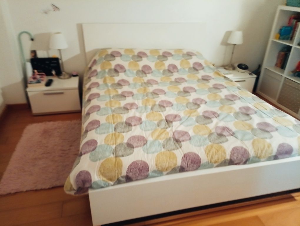 Cama de casal e mesas de cabeceira em excelente estado