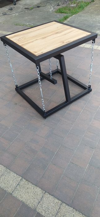 Stolik kawowy łamiący prawa fizyki