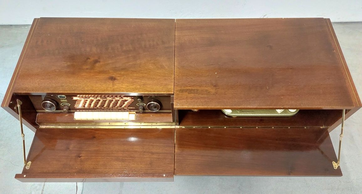 Móvel Braun com rádio e gira discos