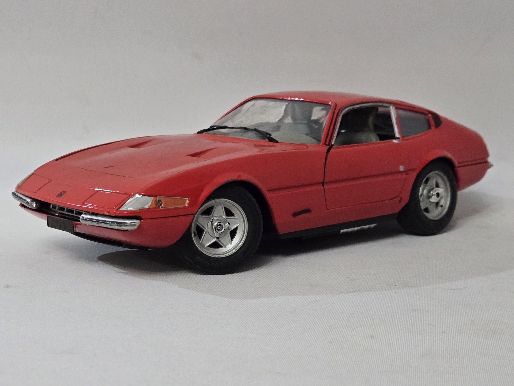 Miniatura Ferrari 365 GTB4 Daytona 1/18