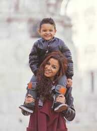 Porta bebés e crianças aos ombros