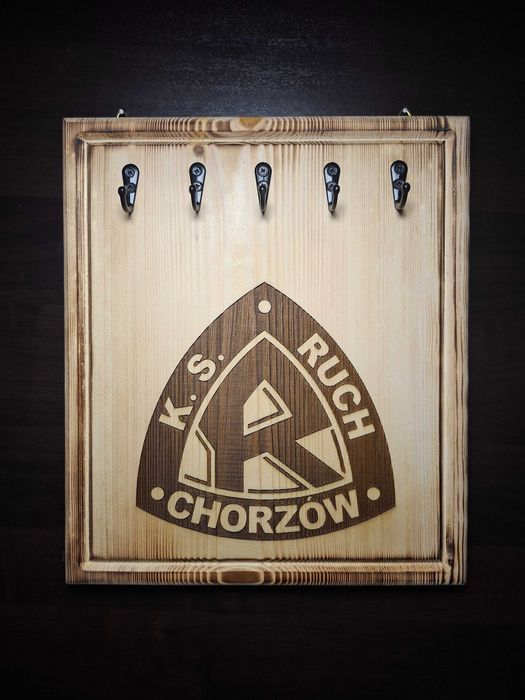 Wieszak uchwyt na klucze z drewna, z grawerem - Ruch Chorzów
